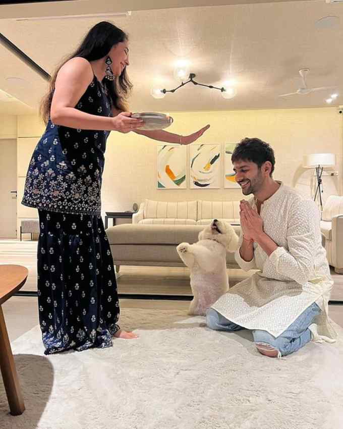 કાર્તિક આર્યને તેની બહેન અને તેના ડોગ સાથેનો ફોટો શેર કર્યો અને લખ્યું, "કટોરી મીઠાઈ કે લિયે 🙏🏻 કર રાહી, મેં આશીર્વાદ કે લિયે હેપ્પી રક્ષાબંધન 🤗." (ફોટો: કાર્તિક આર્યન/ઈન્સ્ટાગ્રામ)