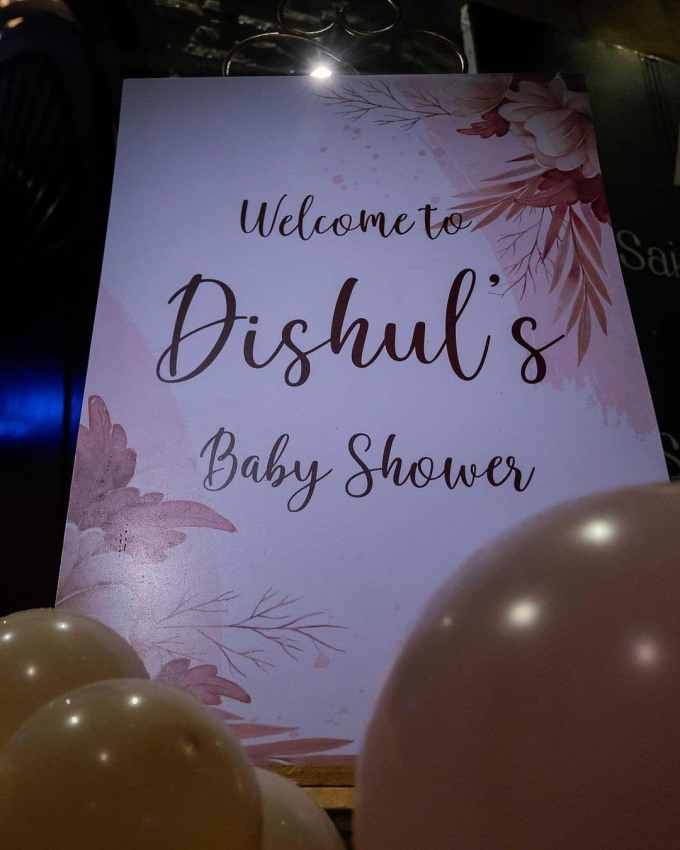 દિશુલના બેબી શાવરમાં આપનું સ્વાગત છે તેવું બેનર લગાવવામાં આવ્યું હતું. દિશુલના બેબી શાવરમાં આપનું સ્વાગત છે તેવું બેનર લગાવવામાં આવ્યું હતું.
