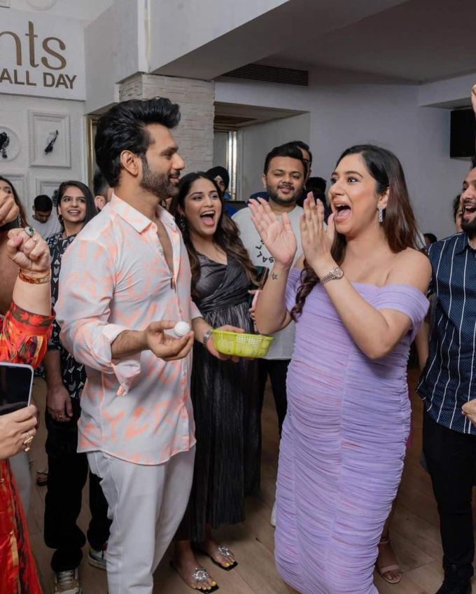 દિશાના ચહેરા પર માતા બનવાની ખુશી દેખાઈ રહી છે. દિશાના ચહેરા પર માતા બનવાની ખુશી દેખાઈ રહી છે.