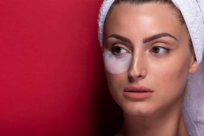 આંખોની નીચે ઠંડું દૂધ લગાવવાથી પણ ડાર્ક સર્કલ ઓછા થઈ શકે છે.