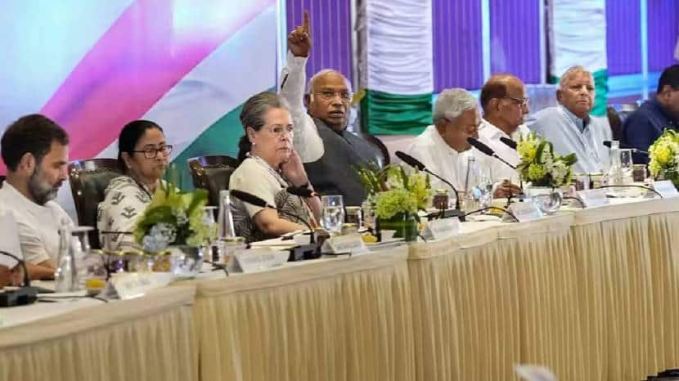 કેન્દ્રમાં ભાજપ સરકારને હરાવવા માટે વિપક્ષ 'INDIA' ગઠબંધનના નેતૃત્વમાં એક થયા છે.