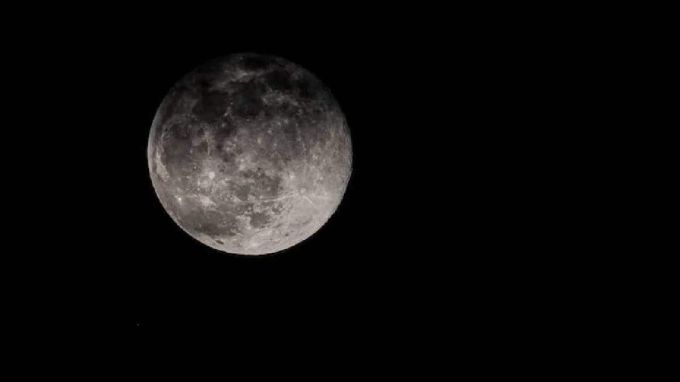 આંતરરાષ્ટ્રીય અવકાશ કાયદાના આધારે ચંદ્ર પર જમીન ખરીદવી કાયદેસર રીતે માન્ય નથી. પરંતુ કેટલીક કંપનીઓ હજુ પણ દાવો કરે છે કે કાયદો (સંધિ) દેશોને અધિકારો જણાવતા અટકાવે છે પરંતુ નાગરિકોને નહીં. એટલા માટે કોઈપણ વ્યક્તિ કાયદેસર રીતે ચંદ્ર પર જમીન ખરીદી શકે છે.