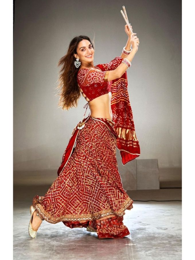 કિયારા અડવાણીએ ઇન્ટરવ્યુમાં એ પણ ખુલાસો કર્યો હતો કે, તે ક્રેશ ડાયટ કે અમુક દિવસો સુધી વર્કઆઉટ કરવામાં વિશ્વાસ રાખતી નથી. કિયારાએ કહ્યું હતું કે, જો કોઇ દિવસ જિમમાં જવાનો સમય મળતો નથી તો તે વૈકલ્પિક ઓપ્શન ડાંસિગ જરૂર કરે છે. કિયારા અડવાણી સખતપણે માને છે કે, ફિટ રહેવા માટે તમારે વર્કઆઉટ અને હેલ્ધી ડાયટને તમારી લાઇફસ્ટાઇલમાં ઉમેરવું જોઇએ. (ફોટો ક્રેડિટ કિયારા અડવાણી ઇન્સ્ટા)