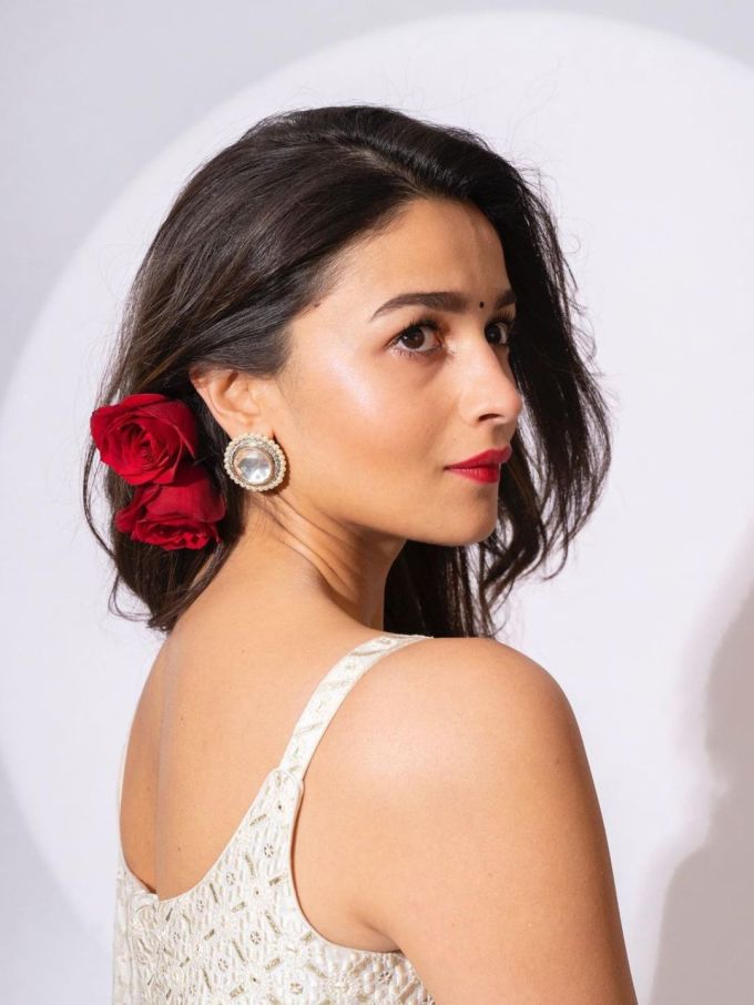 આ પછી તે ફિલ્મની ફી ફાઇનલ કરે છે. જેમ કે તેણે ફિલ્મ 'ગંગુબાઈ કાઠિયાવાડી' માટે 20 કરોડ રૂપિયા ફી લીધી હતી. અને ફિલ્મ 'બ્રહ્માસ્ત્ર' માટે આલિયાની ફી 10 થી 12 કરોડની વચ્ચે હતી.