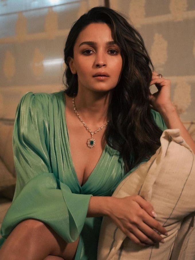 આલિયા પાસે મુંબઈમાં બે ફ્લેટ છે જેની કિંમત 13 કરોડ અને 32 કરોડ રૂપિયા છે. (ફોટો ક્રેડિટ આલિયા ભટ્ટ ઇન્સ્ટા)