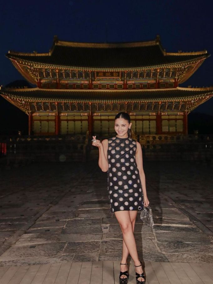 બીજી તરફ અભિનેત્રીના ભણતરની વાત કરીએ તો આલિયાએ 12મા ધોરણ પછી અભ્યાસ છોડી દીધો હતો. આલિયા ભટ્ટ આજે ઇન્ટરનેશનલ બ્રાન્ડ ગુચીની બ્રાન્ડ એમ્બેસેડર છે.  (ફોટો ક્રેડિટ આલિયા ભટ્ટ ઇન્સ્ટા)