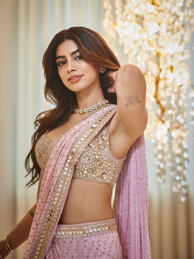 તાજેતરમાં ખુશી કપૂરે તેના કેટલાક નવા ફોટા ઇન્સ્ટાગ્રામ પર શેર કર્યા અને ઇન્ટરનેટ પર આગ લગાવી દીધી. (ફોટો ક્રેડિટ ખુશી કપૂર ઇન્સ્ટા)