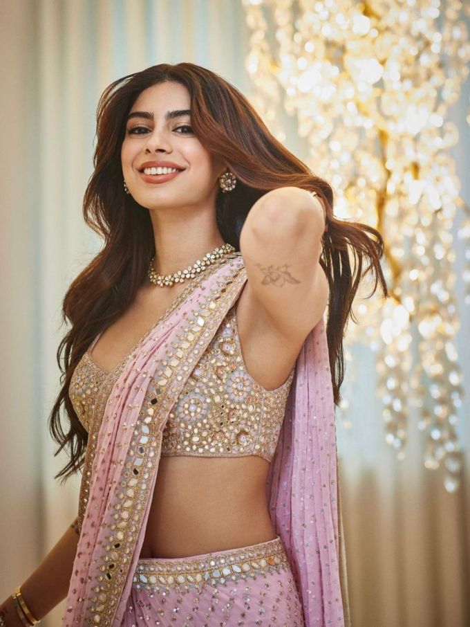 ખુશી કપૂર સાડી લવર હોય તેવું લાગી રહ્યું છે કારણ કે તે ઘણા પ્રસંગોપાત સાડીમાં નજર આવી છે.  (ફોટો ક્રેડિટ ખુશી કપૂર ઇન્સ્ટા)