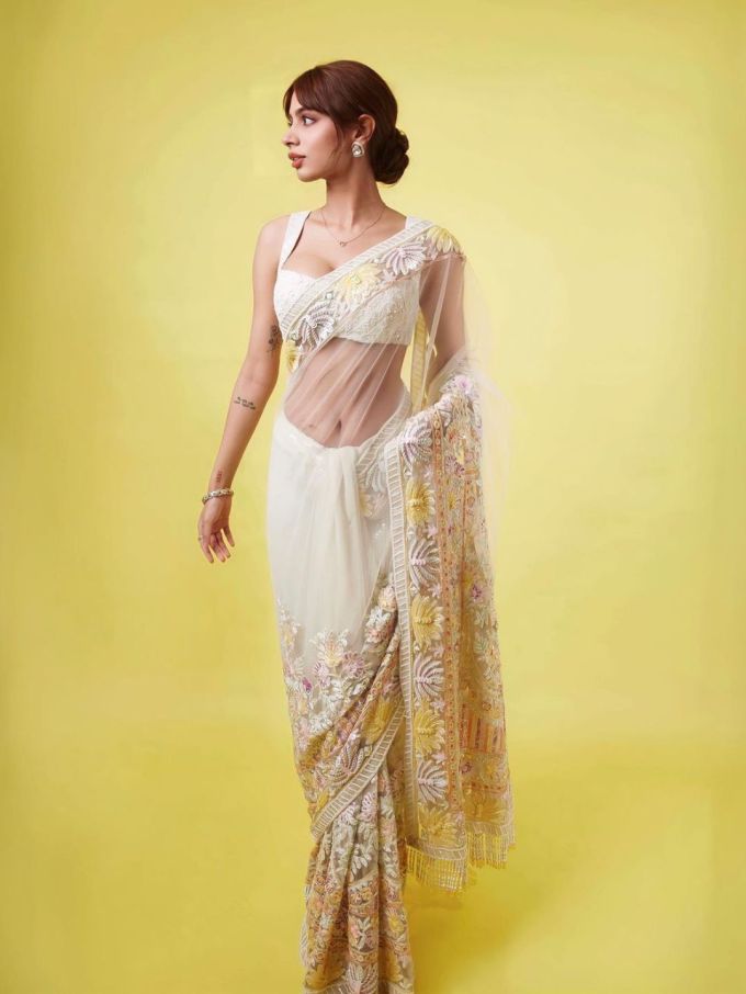 ખુશી કપૂર આ સાડીમાં અપ્સરા લાગી રહી છે. અભિનેત્રી ખુશી કપૂર ટૂંક સમયમાં ફિલ્મ આર્ચીઝથી પોતાની ફિલ્મી કરિયર શરૂ કરવા જઈ રહી છે. (ફોટો ક્રેડિટ ખુશી કપૂર ઇન્સ્ટા)