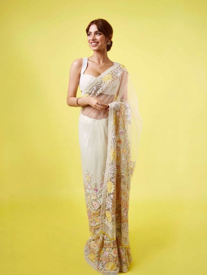 ફિલ્મોમાં આવતા પહેલા જ ખુશીની ઘણી સારી ફેન ફોલોઈંગ છે. અભિનેત્રી ઈન્સ્ટાગ્રામ પર તેના કિલર લૂક્સને ઓનલાઈન શેર કરતી રહે છે. (ફોટો ક્રેડિટ ખુશી કપૂર ઇન્સ્ટા)