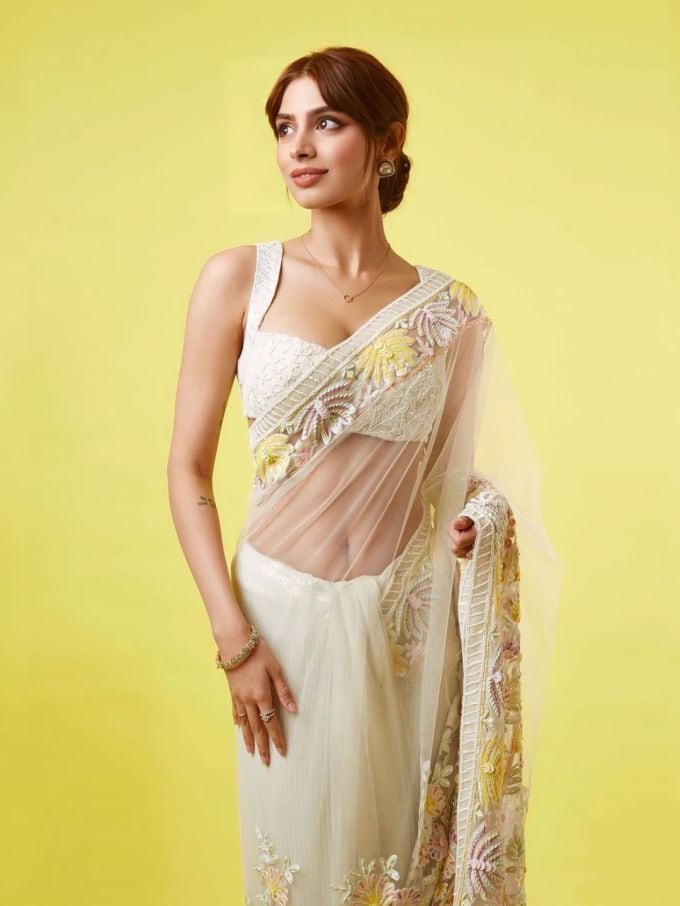 સમાચાર આવી રહ્યા છે કે ખુશી કપૂર બ્રાઉન મુંડે સિંગર એપી ઢીલ્લોનને ડેટ કરી રહી છે. પંજાબી ગાયકે તાજેતરના ગીતમાં ખુશીનો ઉલ્લેખ કર્યા પછી તેમની ડેટિંગની અફવાઓ શરૂ થઈ, જેણે દરેકનું ધ્યાન ખેંચ્યું. (ફોટો ક્રેડિટ ખુશી કપૂર ઇન્સ્ટા)