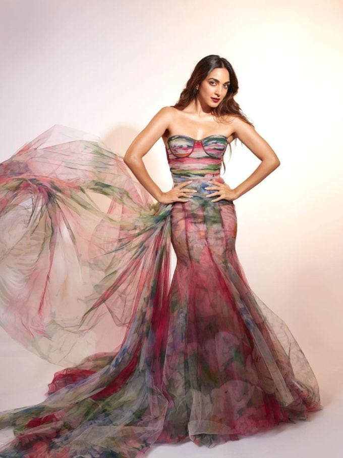 આ તસવીરોમાં કિયારા ઓફ શોલ્ડર લોંગ ટ્યુબ ગાઉન પહેરેલી જોવા મળી રહી છે. (ફોટો ક્રેડિટ ક્યારા અડવાણી ઇન્સ્ટા)