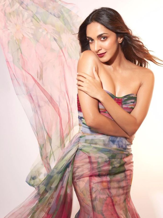 અભિનેત્રી તેના સુંદર પોશાકને ફ્લોન્ટ કરતી વખતે વિવિધ પોઝ આપતી જોવા મળે છે. દરેક લોકો તેના લૂકના જોરદાર વખાણ કરી રહ્યા છે. ડોન'ના આગામી ભાગ માટે કિયારા અડવાણીનું નામ સતત સામે આવી રહ્યું છે. એવું માનવામાં આવે છે કે કિયારા આ ફિલ્મમાં રણવીર સિંહ સાથે મુખ્ય ભૂમિકામાં જોવા મળી શકે છે. (ફોટો ક્રેડિટ ક્યારા અડવાણી ઇન્સ્ટા)