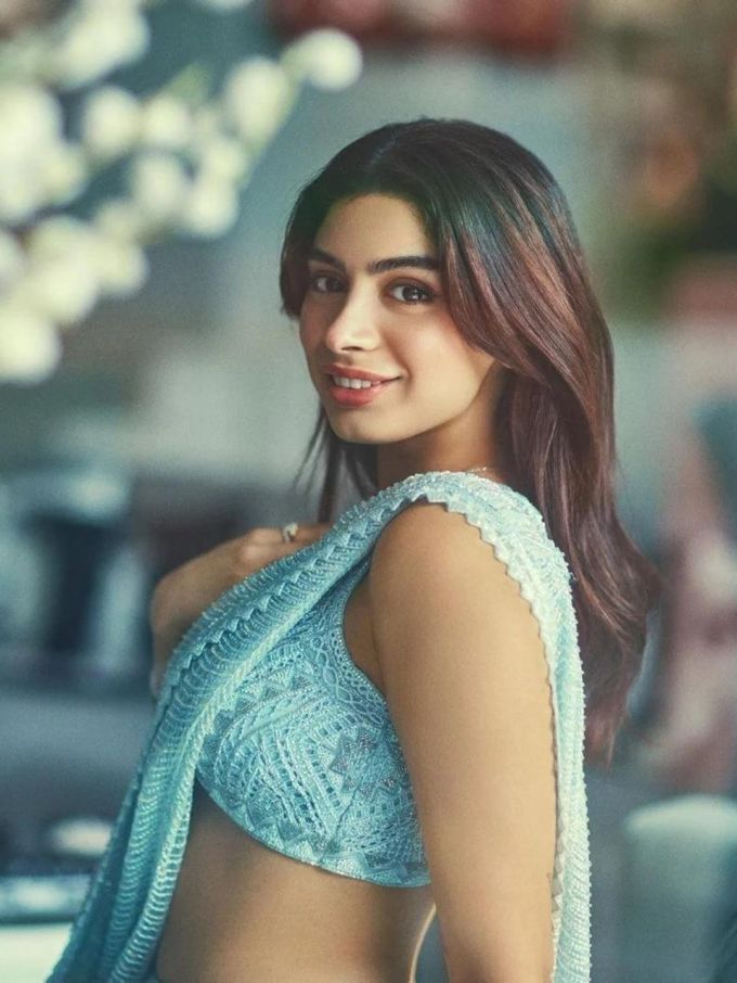 Khushi Kapoor Photos : ખુશી કપૂર ફરી સાડીમાં કહેર વરસાવી રહી છે. પતલી કમર જોઇને દિલ આપી દેશો " (ફોટો ક્રેડિટ ખુશી કપૂર ઇન્સ્ટા)