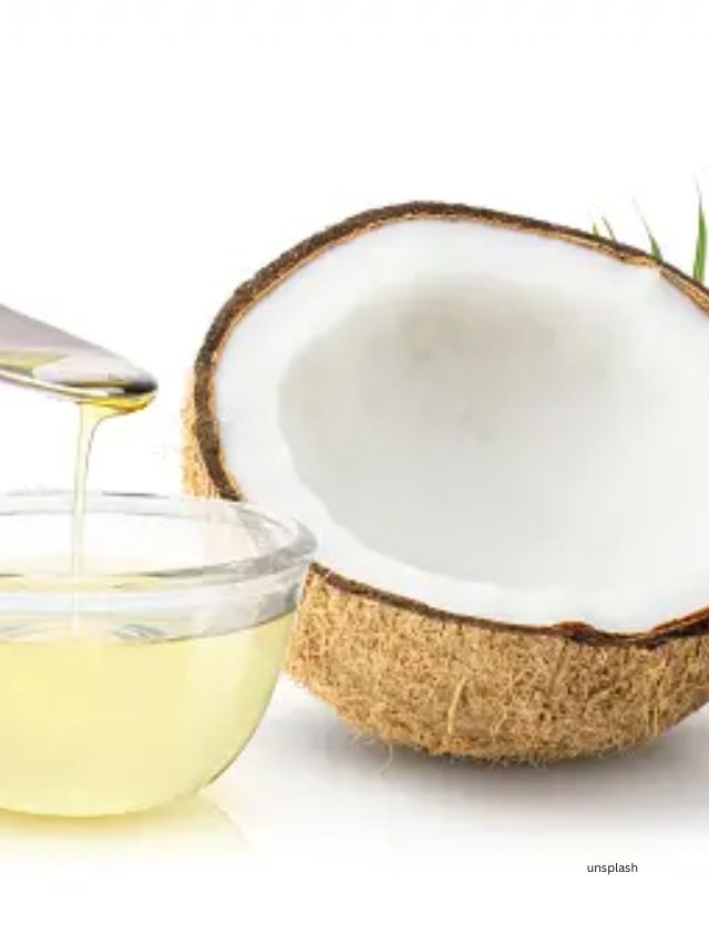 નિષ્ણાતો સૂચવે છે કે નાળિયેર તેલ બેસ્ટ નેચરલ સ્કિનકેર પ્રોડક્ટમાંનું એક છે.જે તેના એન્ટીબેક્ટેરિયલ, બળતરા વિરોધી અને એન્ટિવાયરલ ગુણધર્મોને કારણે જો યોગ્ય રીતે લાગુ કરવામાં આવે તો ઘણો તફાવત લાવી શકે છે.