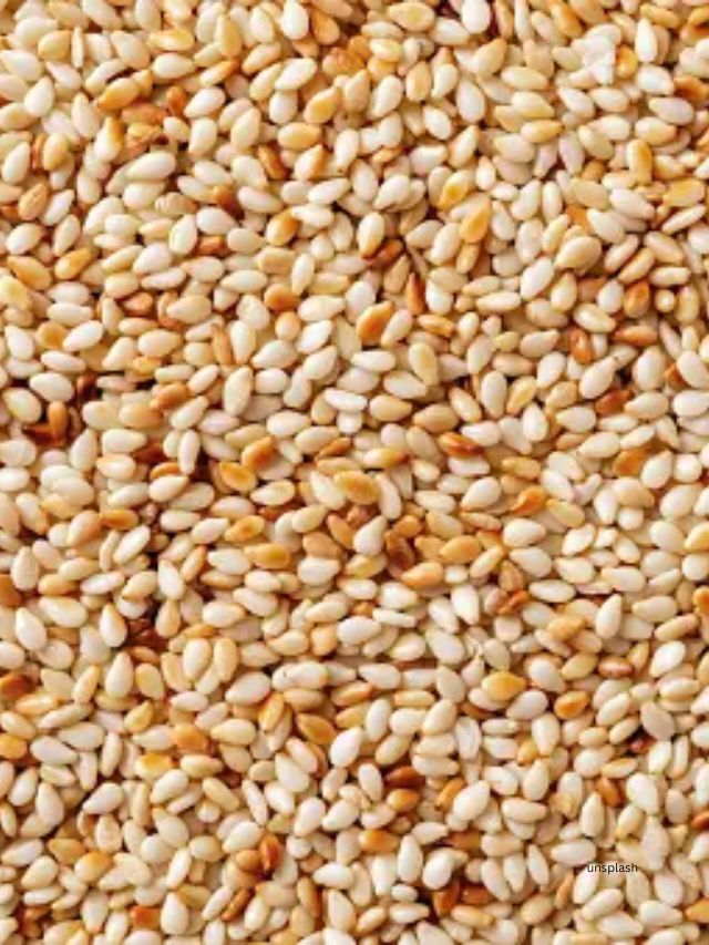 તલના બીજ હળવા સુગંધિત હોય છે. તલ ઘણી એશિયન અને મધ્ય પૂર્વીય વાનગીઓમાં એક સુંદર ક્રંચ ઉમેરે છે.