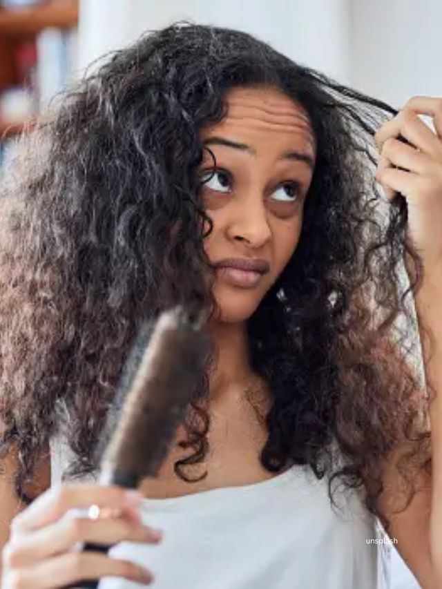 હેયર સિલ્કી અને સ્મૂથી હોય એવું દરેક સ્ત્રી ઈચ્છે છે. ખરાબ લાઈફ સ્ટાઇલ સ્ટ્રેસ, પોષક તત્વોની ઉણપ અને ઘણી વખત ખોટી પ્રોડક્ટના ઉપયોગથી હેયર ડ્રાય અને રફ જાય છે.