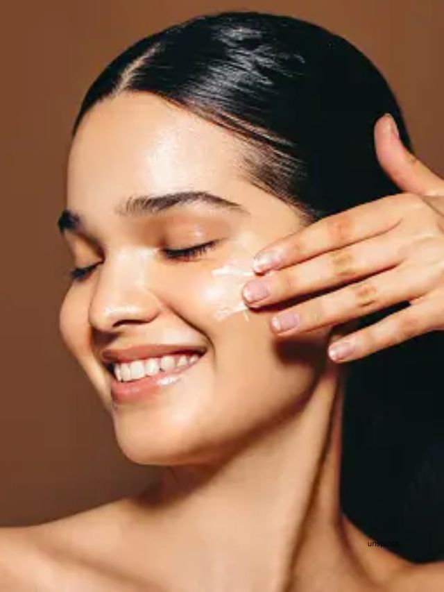 ઠંડુ તાપમાન રક્તવાહિનીઓને સંકુચિત કરી શકે છે, ડાર્ક સર્કલના દેખાવને ઘટાડે છે. લેક્ટિક એસિડ મૃત ત્વચાના(ડેડ સ્કિન) કોષોને એક્સ્ફોલિએટ કરી શકે છે અને સ્કિન ગ્લો કરવામાં મદદ કરી શકે છે.