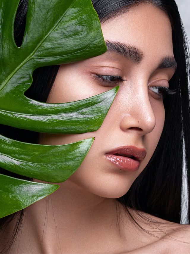 એક્સપેર્ટે કહ્યું કે, ''વધુમાં, નાળિયેર તેલ એ પાણી આધારિત પદાર્થ નથી ,ચહેરા પર નાળિયેર તેલનો ઉપયોગ કરવો જોઈએ. ચહેરા પર અથવા ખીલ થવાની સંભાવના ધરાવતા અન્ય વિસ્તારોમાં તેનો ઉપયોગ કરવા સામે ચેતવણી આપી કારણ કે તે છિદ્રોને રોકી શકે છે.