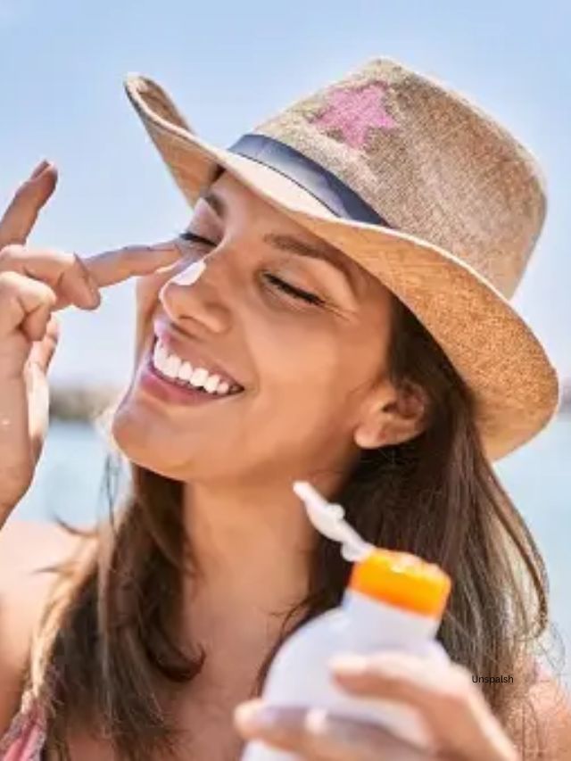 પાઉડર અથવા જેલ આધારિત સનસ્ક્રીન પર સ્વિચ કરો. ક્રીમી સનસ્ક્રીન આ સિઝનમાં છિદ્રોને બંધ કરે છે. વોટરપ્રૂફ અને વોટર-રેઝિસ્ટન્ટ સનસ્ક્રીનનો ઉપયોગ કરવાનું યાદ રાખો.