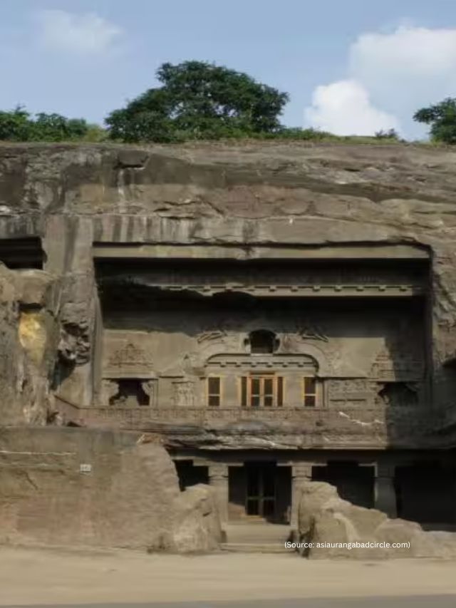 <strong>અજંતા અને ઈલોરા ગુફાઓ : </strong>મહારાષ્ટ્રમાં સ્થિત, પથ્થરથી કાપેલા મંદિરો અને મઠોની આ શ્રેણી 2જી સદી પૂર્વેની છે. તેમના વિસ્તૃત ભીંતચિત્રો અને શિલ્પો માટે જાણીતું, આ હેરિટેજ સાઇટ બૌદ્ધ અને હિંદુ પૌરાણિક કથાઓને સુંદર રીતે દર્શાવે છે.