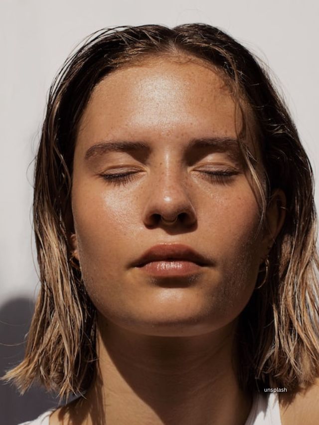 સ્કિનકેર માટે કંઈ વધારે મહેનતની જરૂર નથી. પરંતુ કેટલીકવાર, તે સરળ હોઈ શકે છે. દરરોજ, જો તમે સ્કિનકેર રૂટિન(skincare Routine) નિયમિતપણે અનુસરો છો, જે તમારી સ્કિનના ટાઈપને અનુરૂપ છે, તો તમે થોડા દિવસોમાં તફાવત જોશો.