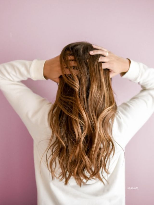 હૂંફાળા તલના તેલથી નિયમિત માલિશ કરવાથી વાળની ​​ચામડીમાં ઊંડે સુધી પ્રવેશ કરીને રક્ત પરિભ્રમણ વધે છે.