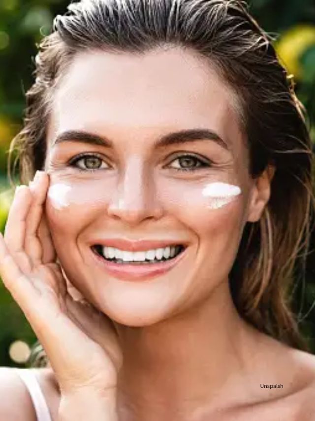 સનસ્ક્રીન ખૂબ જ જરૂરી છે, જો કે આ સિઝન દરમિયાન મોટેભાગે વાદળછાયું વાતાવરણ હોય. મોટાભાગના લોકોમાં એવી ગેરસમજ હોય ​​છે કે વાદળછાયું દિવસે તમારે સનસ્ક્રીનની જરૂર નથી. પરંતુ, તમારી સ્કિનકેર પ્રોડક્ટ લિસ્ટમાં તે સૌથી આવશ્યક વસ્તુ છે.