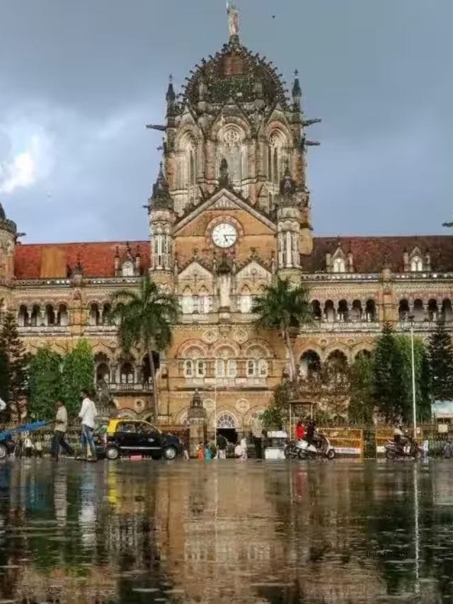 <strong>છત્રપતિ શિવાજી ટર્મિનસ: </strong>અગાઉ વિક્ટોરિયા ટર્મિનસ (VT) સ્ટેશન તરીકે ઓળખાતું, આ મુંબઈની લોકલ ટ્રેન સિસ્ટમનું કેન્દ્ર છે જે તેને શહેરની લાઈફલાઈન બનાવે છે.