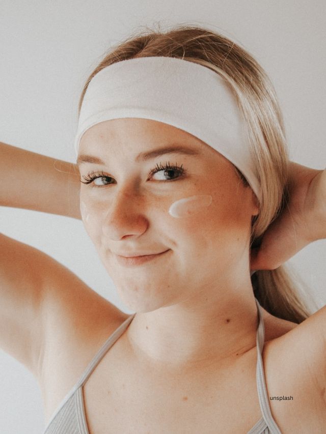 જો તમે તમારા ચહેરાને નેચરલી ગ્લોઈંગ બનાવવાની ટિપ્સ શોધી રહ્યા છો, તો આ મૂળભૂત ટિપ્સ તમારી સવારની દિનચર્યા (morning routine) નો ભાગ બનાવો,