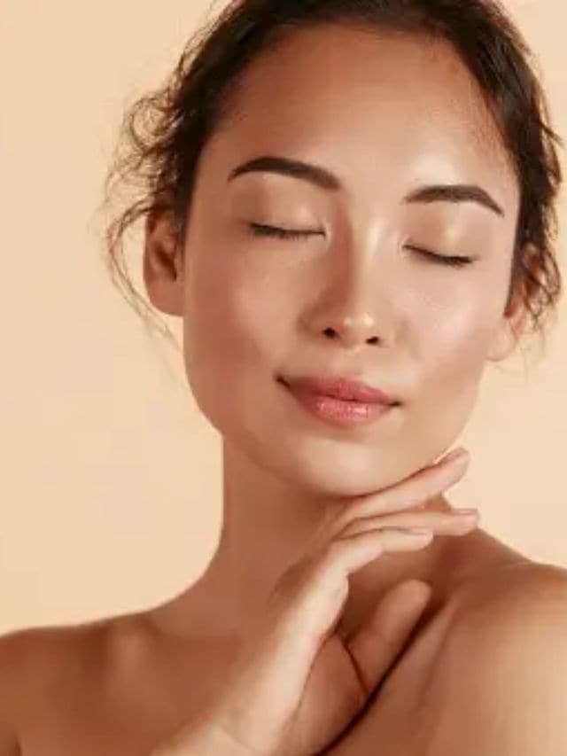 તમારે શું કરવું :નારંગીની છાલને ગુલાબજળ સાથે પીસીને પેસ્ટ બનાવો.તેને આખા ચહેરા પર લગાવો અને 15 મિનિટ સુધી રહેવા દો.તેને ઠંડા પાણીથી ધોઈ નાખો.