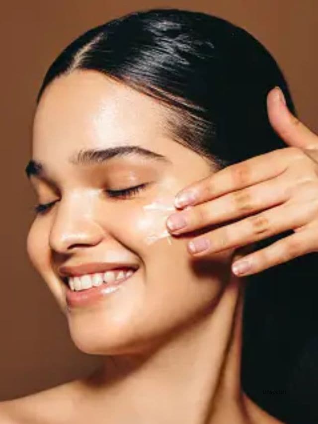 લેક્ટિક એસિડ અને ગ્લાયકોલિક એસિડ એ સુંદર પરમાણુઓ છે જે ટેનિંગને દૂર કરવા તેમજ મૃત ત્વચા માટે હળવા અને માઈક્રો તરીકે અન્ય લાઇટનિંગ એજન્ટો જેમ કે પોલિગ્લુટામિક એસિડ અથવા ટ્રેનેક્સેમિક એસિડ સાથે જોડી શકાય છે,આ લાઇટનિંગ એજન્ટો સ્કિનના બહારના લેયરને કાયાકલ્પ કરવામાં પણ મદદ કરે છે.