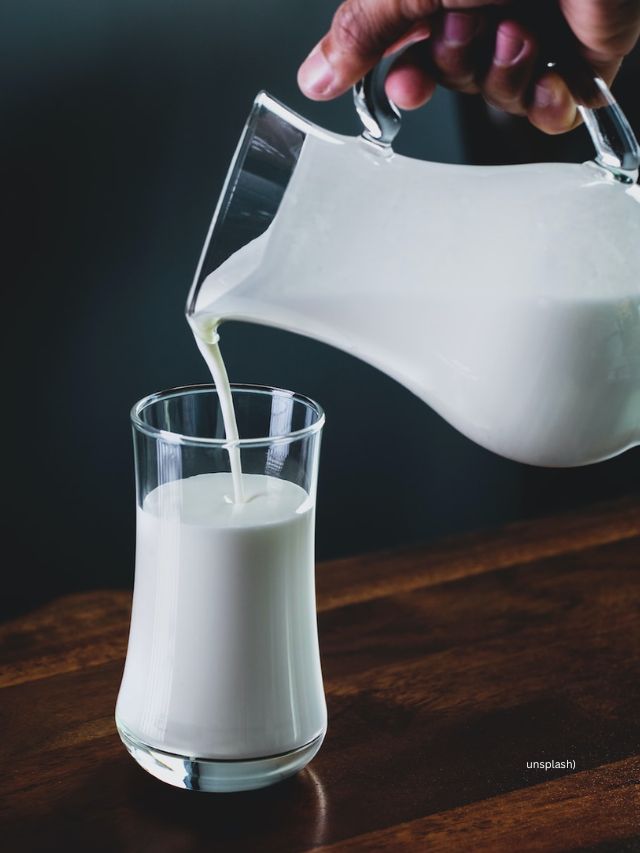 આવો જ એક ઉપાય છે આંખોની નીચે ઠંડું દૂધ લગાવવું, જે આંખની કરચલીઓ અને ડાર્ક સર્કલ ઘટાડવામાં મદદરૂપ માનવામાં આવે છે. અહીં જાણો એક્સપર્ટ શું કહે છે,