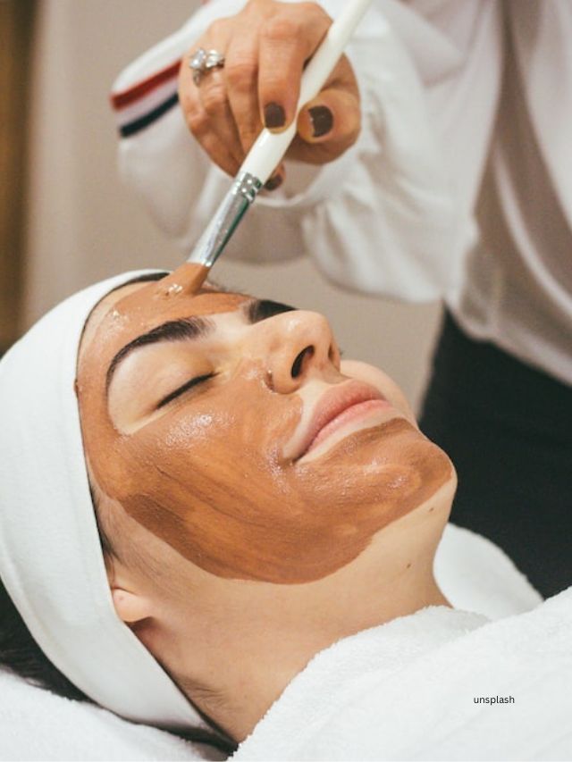 એક્સપર્ટ મુજબ, દરરોજ તમારો ચહેરો સાફ કરો, ત્યાર બાદ તમે આ કુદરતી ફેસ પેક લગાવી શકો છો. એવું કહેવાય છે કે મુલતાની માટી તમારા ચહેરા પરથી બધી ગંદકી અને ધૂળ દૂર કરી શકે છે અને તેની ડ્રાયનેસને પણ રોકી શકે છે.