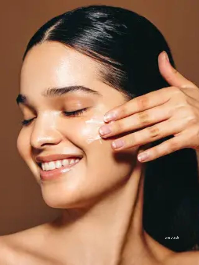 પછી, અને ખાસ કરીને જો તમને ખીલ થવાની સંભાવના હોય, તો તેને દરરોજ ચહેરા પર લાગુ કરો.