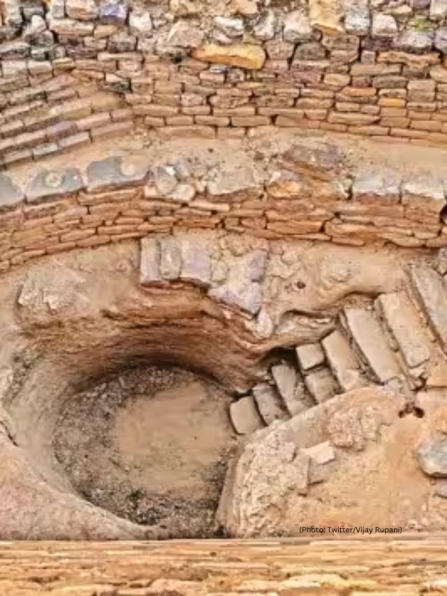 ધોળાવીરા: હડપ્પન શહેર :હડપ્પન સંસ્કૃતિનું દક્ષિણ કેન્દ્ર, ધોળાવીરાનું પ્રાચીન શહેર ગુજરાતના કચ્છ જિલ્લાના ખડીરબેટ વિસ્તારમાં આવેલું છે. પુરાતત્વીય સ્થળ દક્ષિણપૂર્વ એશિયામાં 3000-1500 બીસીઇના સમયગાળાની શ્રેષ્ઠ-સચવાયેલી શહેરી વસાહતોમાંની એક છે. તે એક કિલ્લેબંધી શહેર અને કબ્રસ્તાન ધરાવે છે.