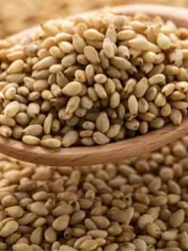 તલ બળતરા વિરોધી ગુણધર્મો ધરાવે છે, તે અંદરથી લાલાશ અને અન્ય ચહેરાની ચામડીની સમસ્યાઓને ઠીક કરવા માટે જાણીતું છે.