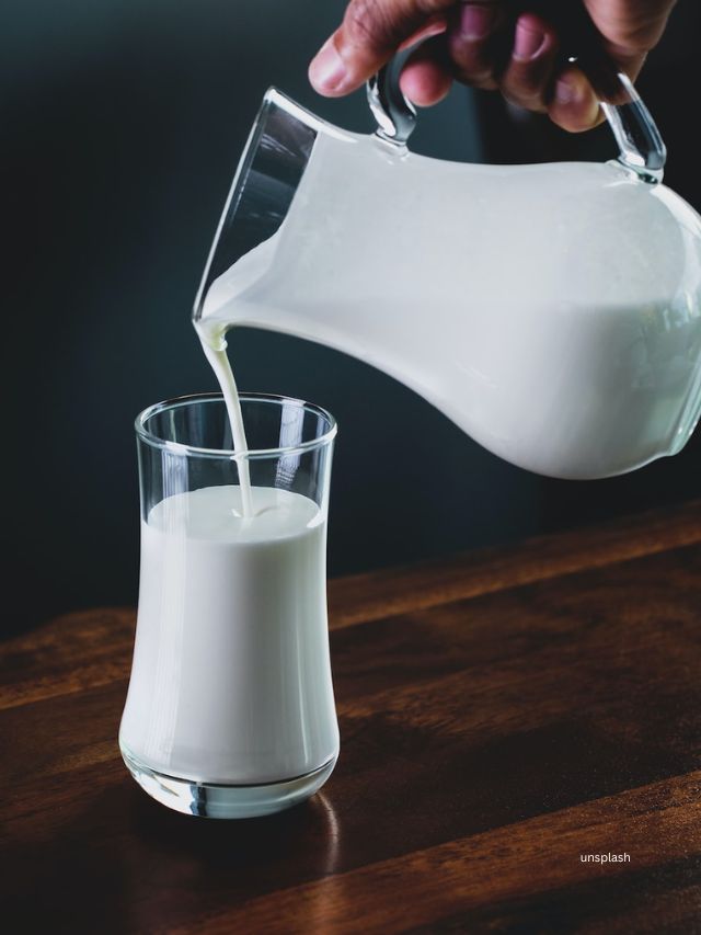 <strong>સામગ્રી :</strong> 1/2-1 ચમચી હળદર પાવડર<br>4 ચમચી ચણાનો લોટ<br>દૂધ કે પાણી