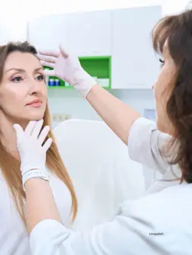 ચોમાસાને લગતી સ્કિન અને વાળની ​​સમસ્યાઓનો સામનો કરવામાં તમારી મદદ કરવા માટે, ડર્મેટોલોજિસ્ટ અને કોસ્મેટોલોજિસ્ટ દ્વારા અહીં કેટલીક સરળ અને ઉપયોગી ટીપ્સ આપી છે.