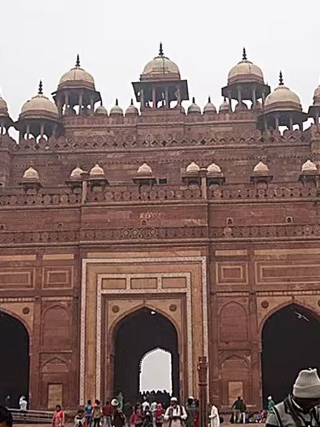 <strong>ફતેહપુર સીકરી :</strong>16મી સદીના ઉત્તરાર્ધ દરમિયાન મુઘલ સમ્રાટ અકબર દ્વારા બાંધવામાં આવેલ છે, તે સ્મારકો અને મંદિરોનું સંકુલ છે. તે ભારતની સૌથી મોટી મસ્જિદોમાંની એક જામા મસ્જિદ પણ ધરાવે છે. ઉત્તર પ્રદેશમાં સ્થિત, તે લગભગ 10 વર્ષ સુધી મુઘલ સામ્રાજ્યની રાજધાની હતી.