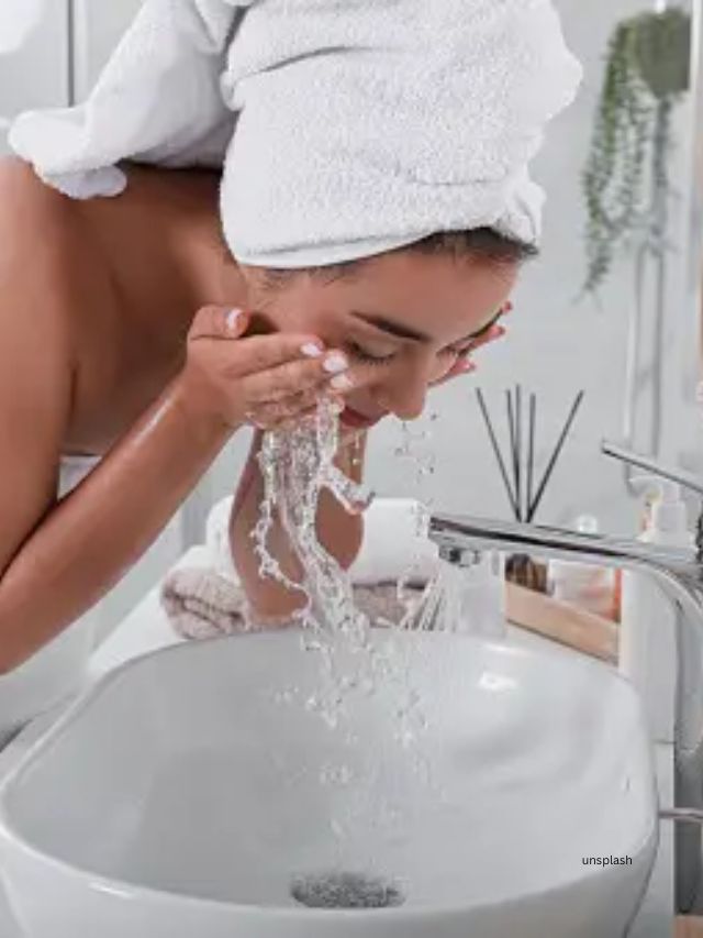 જો તમે ઘરની બહાર ન નીકળતા હોવ તો પણ, તમારો ચહેરો ધોવો અને તેને ક્લીન રાખવો એ કુદરતી રીતે- ગ્લોઈંગ લૂક આપશે. ચહેરો ધોવાથી આખી રાત સ્કિન પર બનેલું વધારાનું તેલ સાફ થઈ શકે છે. આ, બદલામાં, ચહેરામાં તાજગી અનુભવી શકે છે. જો કે, યાદ રાખો કે તમારા ચહેરા પર ક્યારેય નહાવાના સાબુનો ઉપયોગ ન કરો.