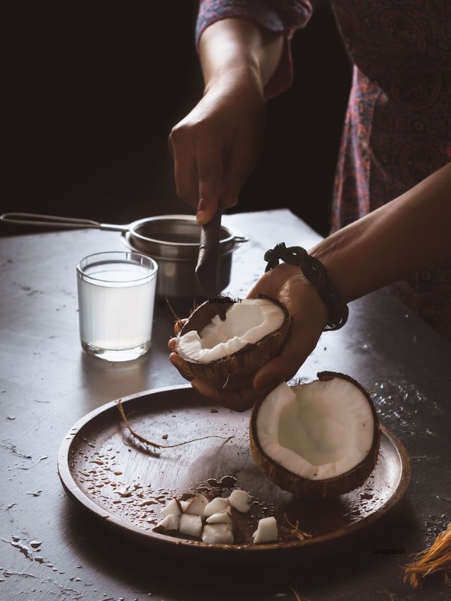 ઉત્પાદનનું શુદ્ધ વરઝ્ન રસોઈ માટે વધુ યોગ્ય છે. પીવામાં આવે ત્યારે નાળિયેર તેલના ઘણા સ્વાસ્થ્ય લાભોને સમર્થન આપવા માટે બહુ ઓછા પુરાવા હોવા છતાં, નાળિયેર તેલનો ટોપિકલી ઉપયોગ વધુ સંશોધનનો વિષય રહ્યો છે.