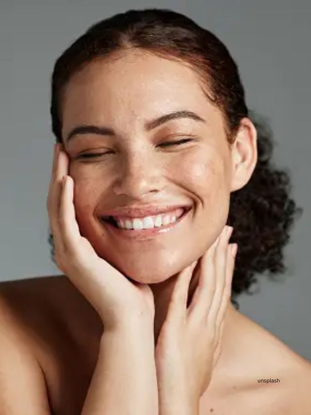 <strong>સ્કિનને હેલ્થી રાખે :</strong> તલના બીજમાં હાજર તેલ તમારી સ્કિન માટે ખુબજ ફાયદાકારક છે કારણ કે તે તેને નરમ અને કોમળ રાખે છે.