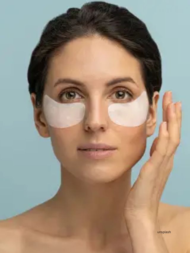 આનુવંશિકતા, ઊંઘ અને લાઈફ સ્ટાઇલ જેવા પરિબળોને કારણે ડાર્ક સર્કલ ઘણીવાર થાય છે અને વૃદ્ધત્વ અને સૂર્યના સંપર્કમાં આવવાથી કરચલીઓ થઈ શકે છે, ત્યારે ઠંડું દૂધ લગાવવું. આંખોની નીચે અસ્થાયી રૂપે સોજો ઘટાડી શકે છે અને ત્વચાને શાંત કરી શકે છે, પરંતુ તે લાંબા ગાળાનો ઉકેલ નથી.