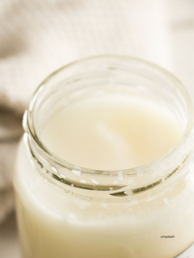 <strong>શું નાળિયેર તેલ તમારી સ્કિન માટે સારું છે? </strong>: ત્વચા માટે નાળિયેર તેલનો ઉપયોગ કરવાથી ઘણી હકારાત્મક સ્વાસ્થ્ય અસરો થઈ શકે છે, આમાં શ્યામ ફોલ્લીઓ અને વૃદ્ધ ત્વચાના દૃશ્યમાન લક્ષણોને ઘટાડવા, ચામડીના નાના ઘર્ષણ અને જખમની સારવાર અને શરીરમાં કોલેજન અને એન્ટીઑકિસડન્ટ સ્તરો વધારીને ઉપચારને પ્રોત્સાહન આપવાનો સમાવેશ થાય છે. વધુમાં, નાળિયેર તેલ ત્વચાને એલર્જન અને પ્રદૂષકોથી બચાવવામાં મદદ કરે છે, તેમજ ભેજનું નુકશાન ઘટાડવામાં મદદ કરે છે.