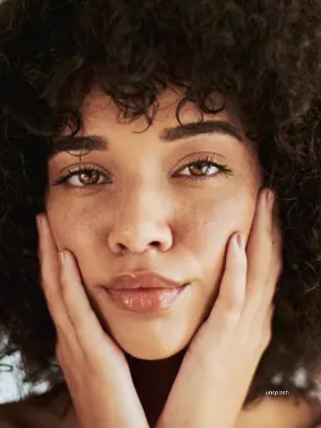 તલ બળતરા વિરોધી ગુણધર્મો ધરાવે છે, તે અંદરથી લાલાશ અને અન્ય ચહેરાની ચામડીની સમસ્યાઓને ઠીક કરવા માટે જાણીતું છે.