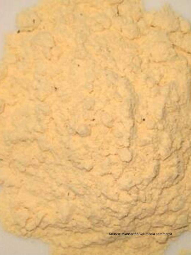 ચણાનો લોટનો ઉપયોગ ત્વચાને સ્વચ્છ અને ચમકદાર બનાવવા માટે હળવા હાથે કરો.