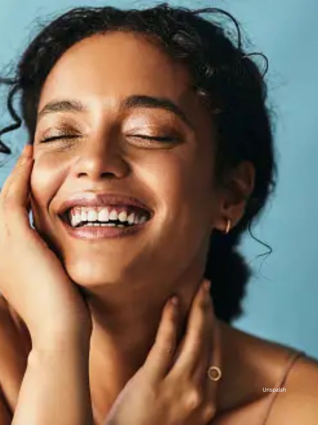 એક્સફોલિએટીવ સ્ક્રબ ભેજવાળી મોસમમાં શરીર માટે ખૂબ જ સારું કામ કરે છે.તમારી સ્કિનના પ્રકાર પર આધાર રાખીને સંપૂર્ણ શારીરિક અને રાસાયણિક એક્સ્ફોલિયન્ટ્સનો ઉપયોગ કરી શકાય છે.