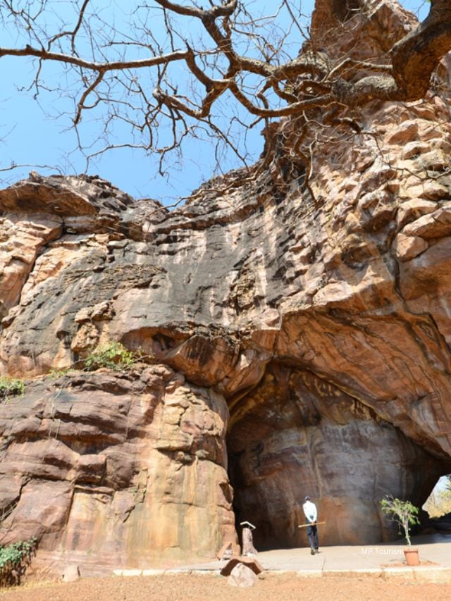 <strong>ભીમબેટકા </strong>: મધ્ય ભારતીય ઉચ્ચપ્રદેશની દક્ષિણ ધાર પર વિંધ્યન પર્વતોની તળેટી પર સ્થિત, ભીમબેટકાના રોક આશ્રયસ્થાનો એ કુદરતી રોક સ્થળોના પાંચ સમૂહ છે. સેંડસ્ટોન ખડકોથી બનેલી, સાઇટ પેઇન્ટિંગ્સ દર્શાવે છે, જે મેસોલિથિક સમયગાળાની છે.