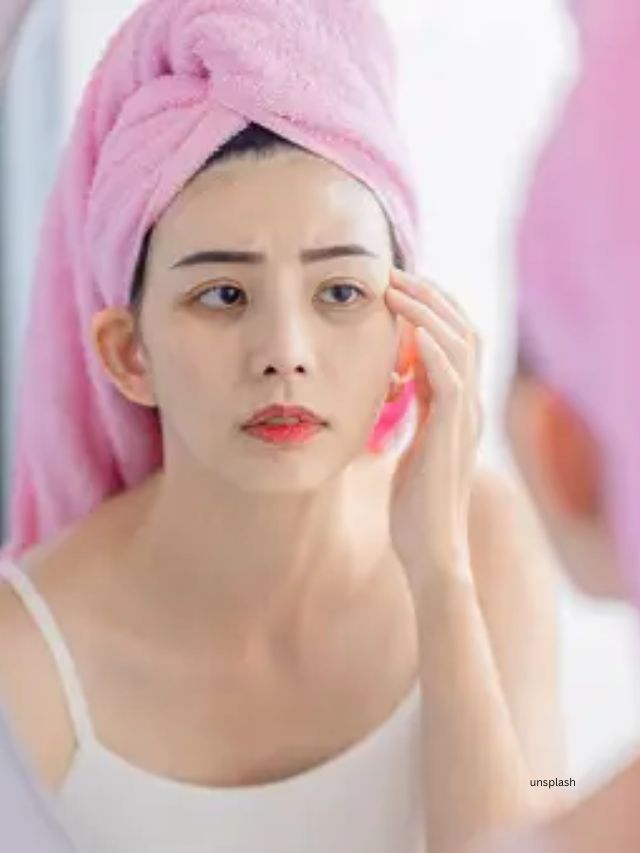 <strong>સ્કિનકેર પ્રોડક્ટ્સનો ઉપયોગ કરો: </strong>કરચલીઓ અને ડાર્ક સર્કલને નિશાન બનાવવા માટે રેટિનોલ, હાયલ્યુરોનિક એસિડ અને વિટામિન સી જેવા ઘટકો સાથે આંખની ક્રીમ અથવા સીરમનો ઉપયોગ કરી શકો છો.